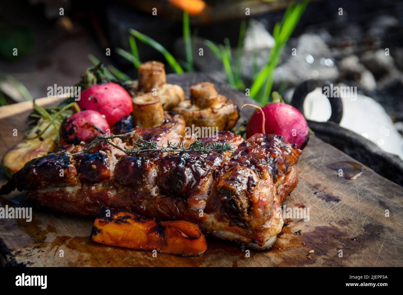 Côtes de porc grillées et légumes grillés Banque D'Images