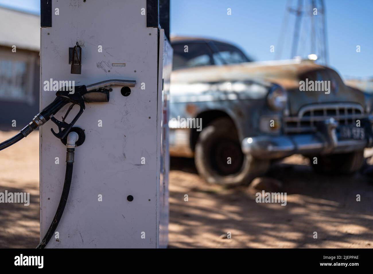 Une pompe à gaz avec un vieux camion américain en arrière-plan Banque D'Images