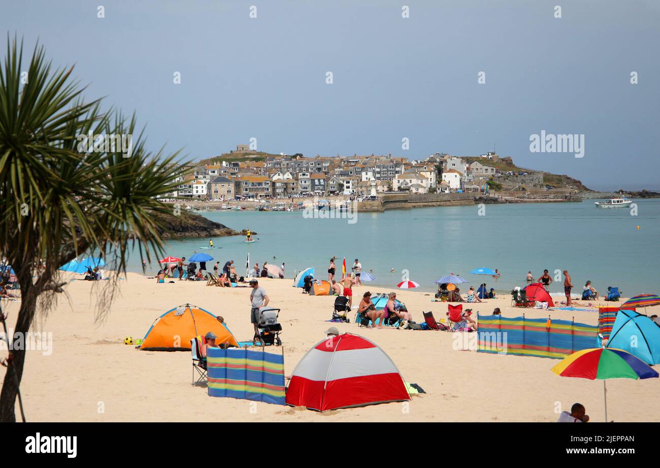 Vue sur la plage de Porthminster (dans la baie de Carbis), face à la ville et au port de St Ives, Cornwall, Royaume-Uni Banque D'Images