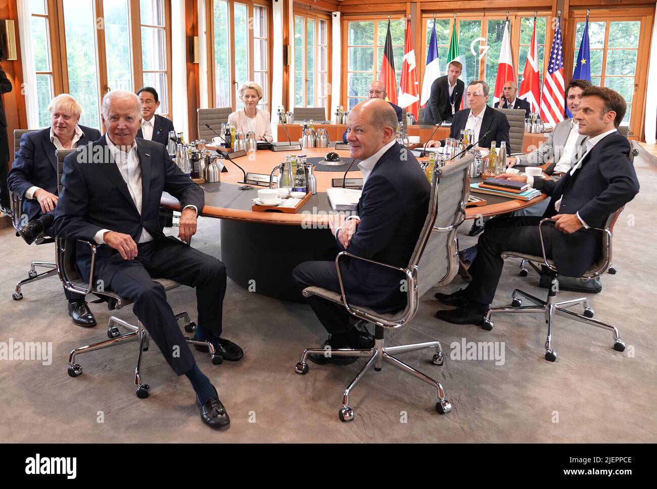 (De gauche à droite) le président des États-Unis Joe Biden, le premier ministre Boris Johnson, le premier ministre du Japon Fumio Kishida, le président de la Commission de l'Union européenne Ursula von der Leyen, le président du Conseil de l'Union européenne Charles Miche, le premier ministre de l'Italie Mario Draghi, le premier ministre du Canada Justin Trudeau, Président de la France Emmanuel Macron et chancelier allemand OLAF Scholz lors d'une session de travail au sommet de G7 à Schloss Elmau, dans les Alpes bavaroises, en Allemagne. Date de la photo: Mardi 28 juin 2022. Banque D'Images