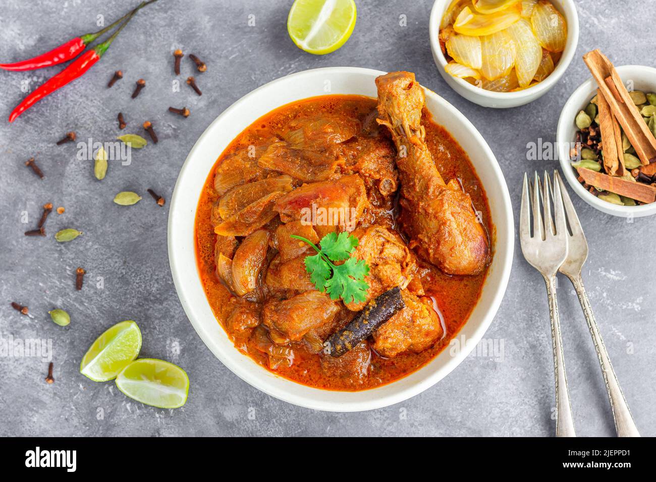 Poulet do Pyaza, poulet indien curry avec oignon Top Down photo Banque D'Images