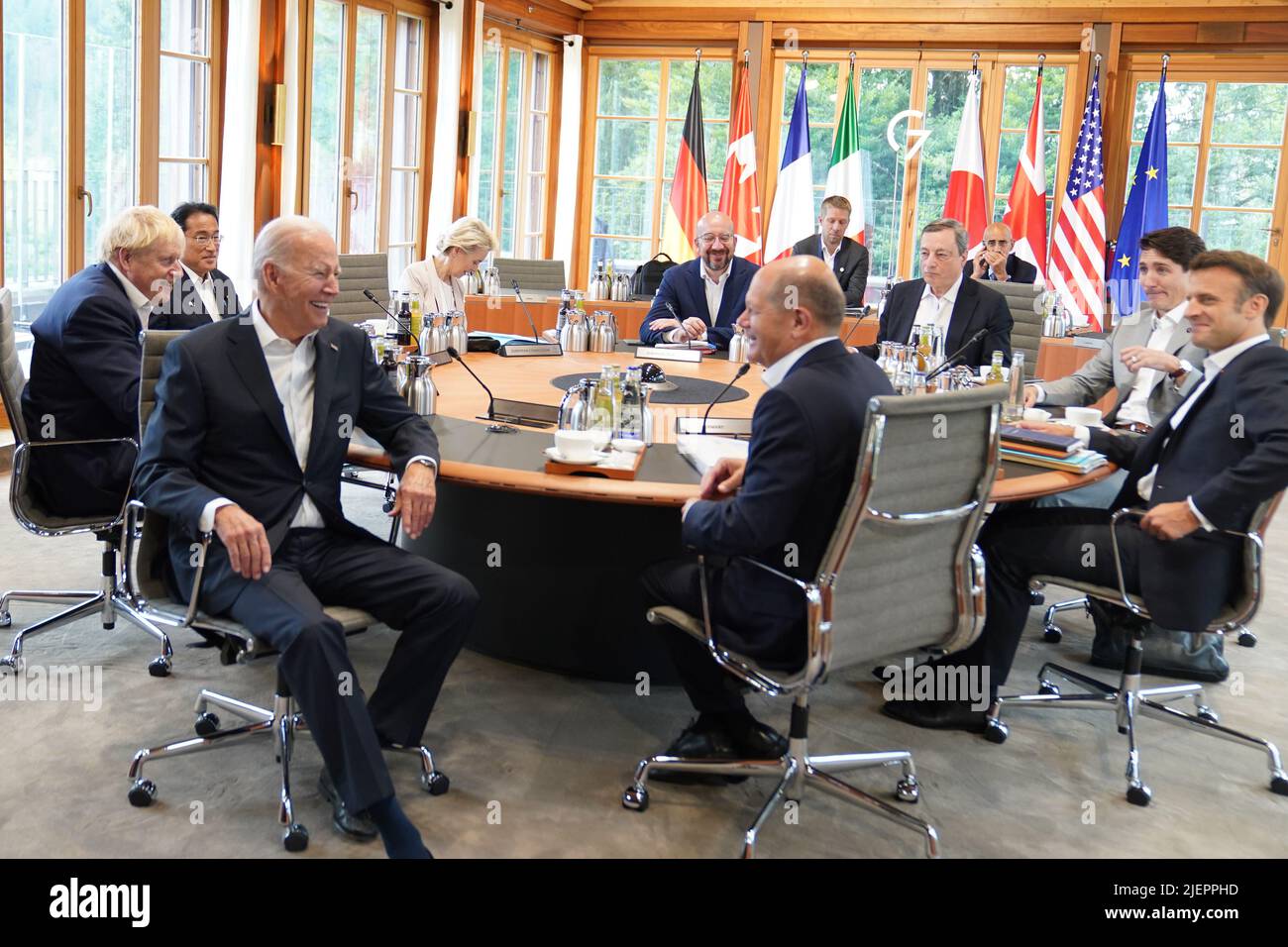 (De gauche à droite) le président des États-Unis Joe Biden, le premier ministre Boris Johnson, le premier ministre du Japon Fumio Kishida, le président de la Commission de l'Union européenne Ursula von der Leyen, le président du Conseil de l'Union européenne Charles Miche, le premier ministre de l'Italie Mario Draghi, le premier ministre du Canada Justin Trudeau, Président de la France Emmanuel Macron et chancelier allemand OLAF Scholz lors d'une session de travail au sommet de G7 à Schloss Elmau, dans les Alpes bavaroises, en Allemagne. Date de la photo: Mardi 28 juin 2022. Banque D'Images