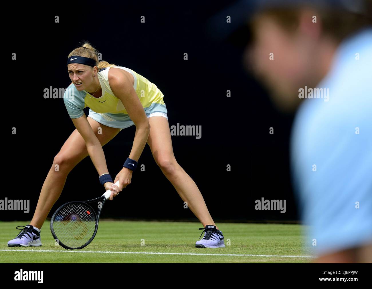 Petra Kvitova (cz) jouant dans la demi-finale sur le court central au Rothesay International tennis, Devonshire Park, Eastbourne, Royaume-Uni. 24th juin 2022... Banque D'Images
