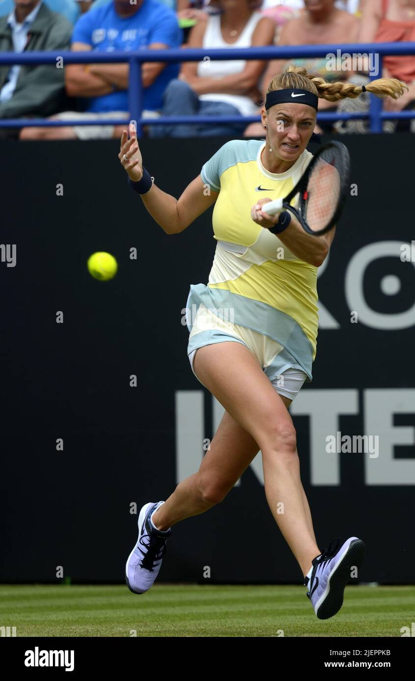 Petra Kvitova (cz) jouant dans la demi-finale sur le court central au Rothesay International tennis, Devonshire Park, Eastbourne, Royaume-Uni. 24th juin 2022... Banque D'Images