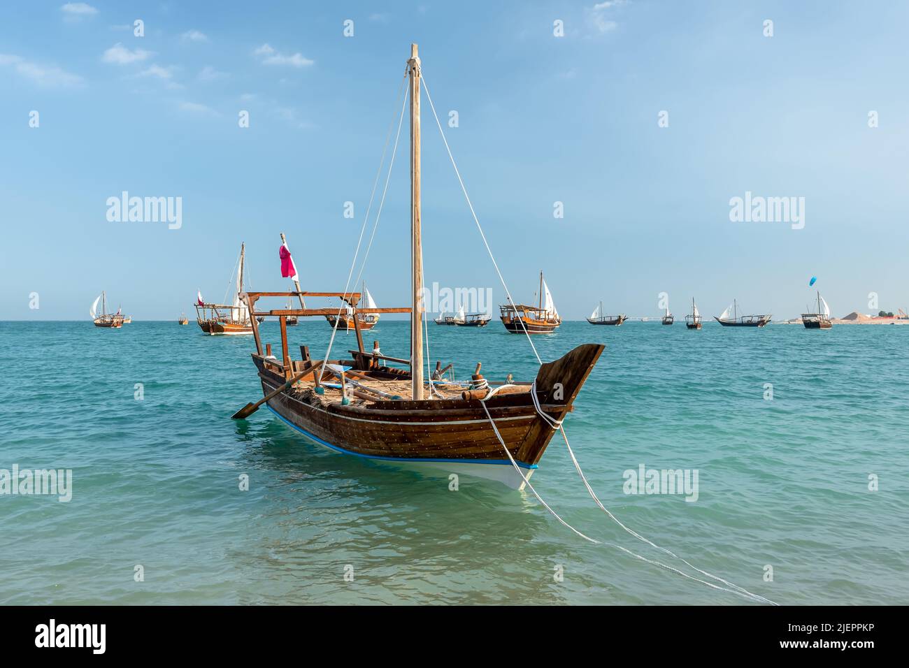 Dhow - Un bateau arabe traditionnel en bois utilisé pour la pêche, la plongée en perles et le transport Banque D'Images