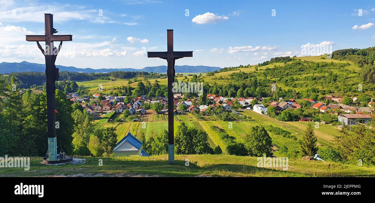 Trois croix chrétiennes en bois en face d'un village dans le paysage naturel dans les contreforts des Hautes Tatras dans le nord de la Slovaquie Banque D'Images