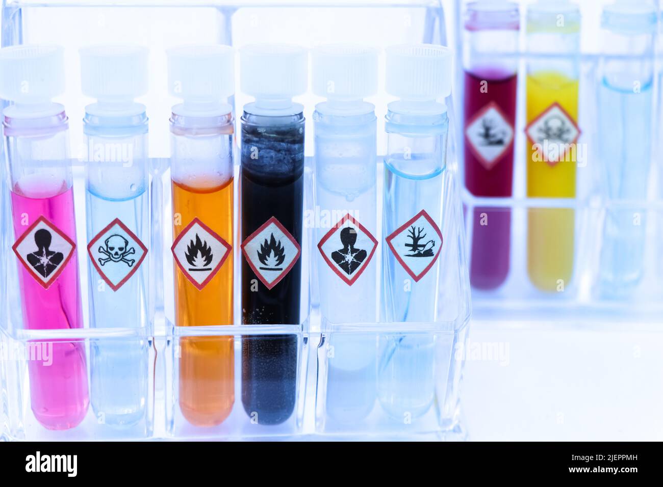 Produits chimiques dans les tubes à essai et symboles utilisés en laboratoire ou dans l'industrie Banque D'Images