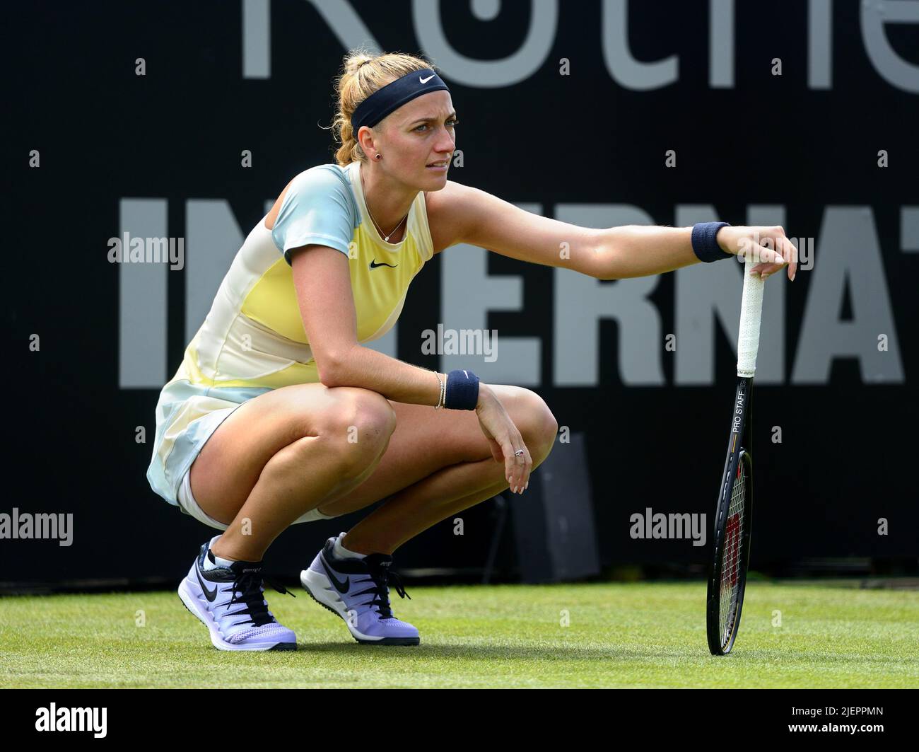 Petra Kvitova (cz) jouant dans la demi-finale sur le court central au Rothesay International tennis, Devonshire Park, Eastbourne, Royaume-Uni. 24th juin 2022... Banque D'Images