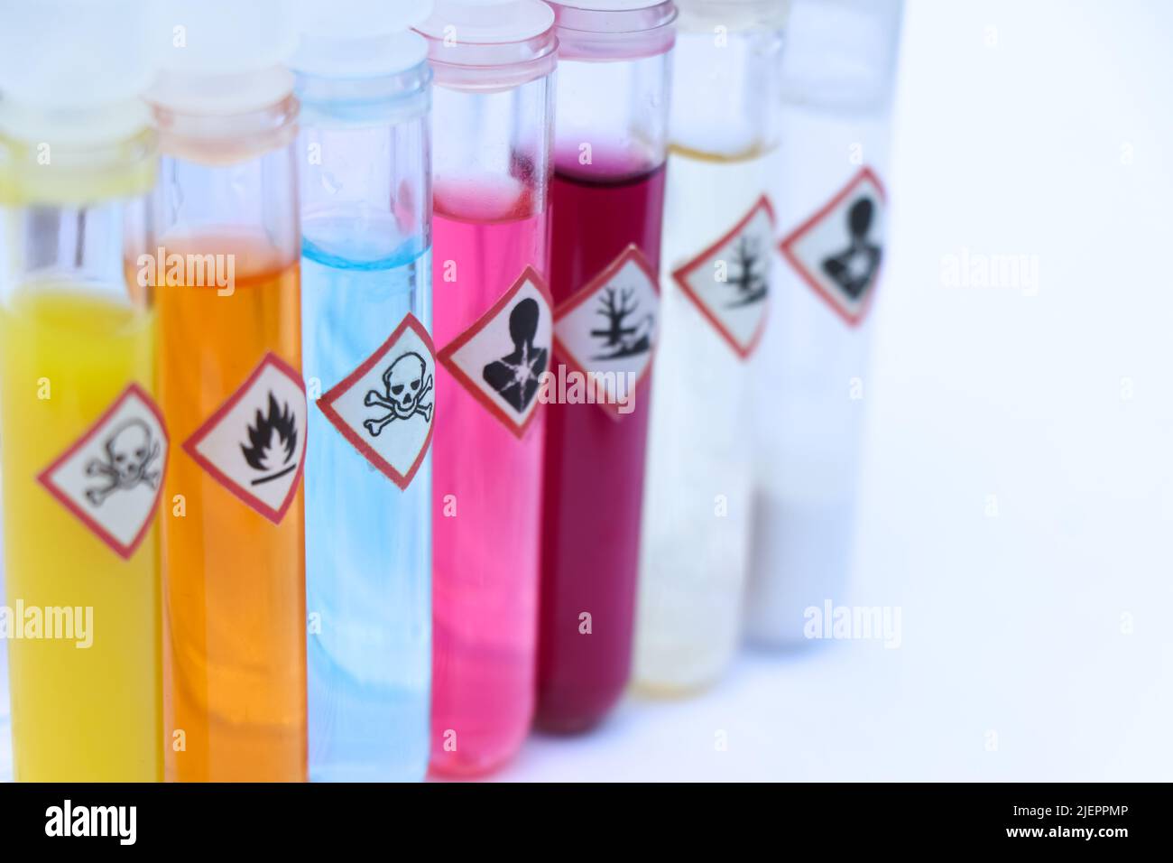 Produits chimiques dans les tubes à essai et symboles utilisés en laboratoire ou dans l'industrie Banque D'Images