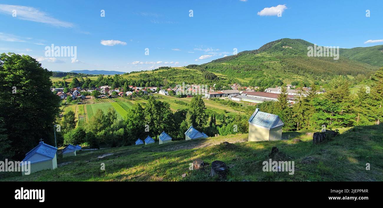 Vue sur un petit village dans le paysage naturel dans les contreforts des hautes tatras dans le nord de la slovaquie Banque D'Images