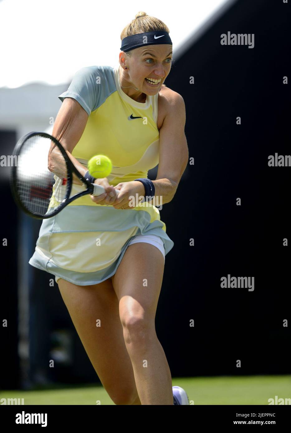 Petra Kvitova (cz) jouant dans la demi-finale sur le court central au Rothesay International tennis, Devonshire Park, Eastbourne, Royaume-Uni. 24th juin 2022... Banque D'Images