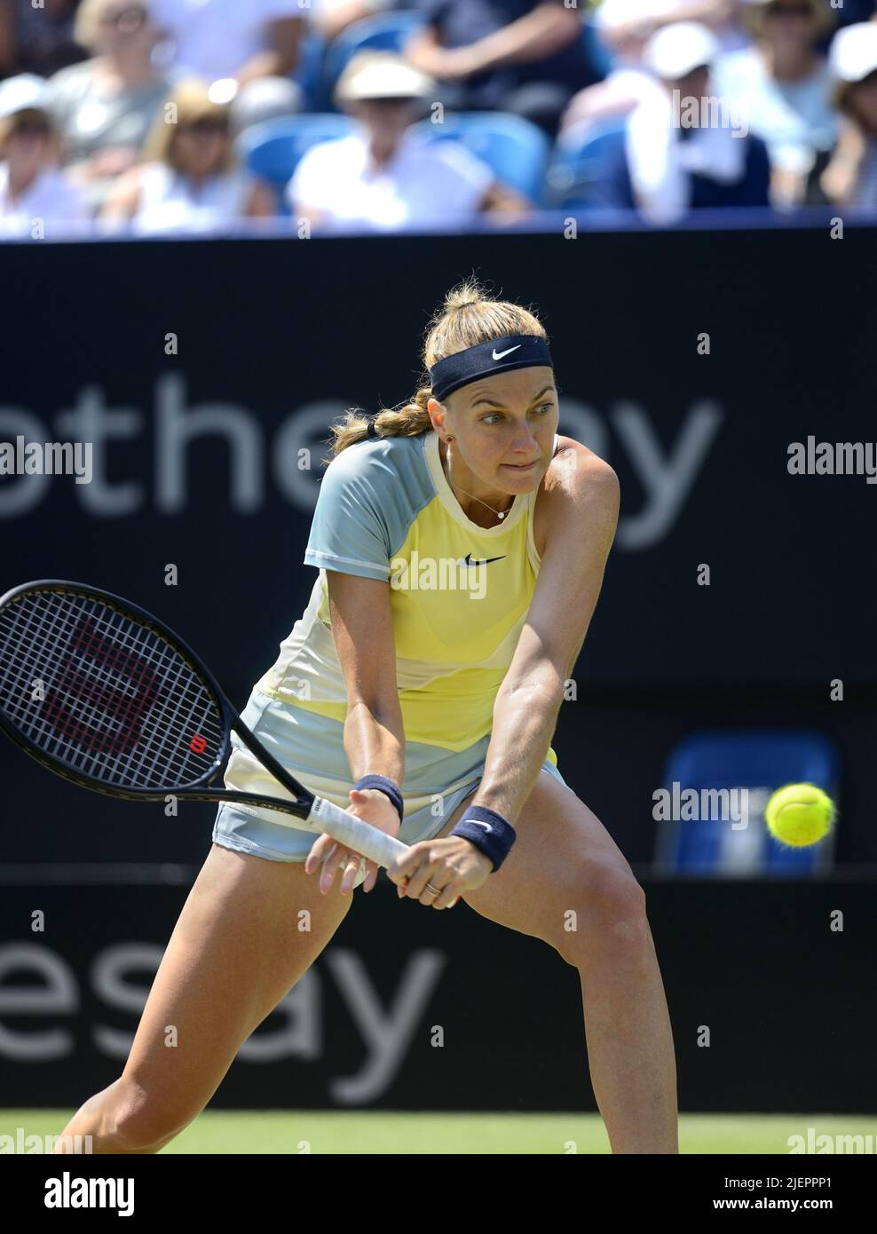 Petra Kvitova (cz) jouant dans la demi-finale sur le court central au Rothesay International tennis, Devonshire Park, Eastbourne, Royaume-Uni. 24th juin 2022... Banque D'Images