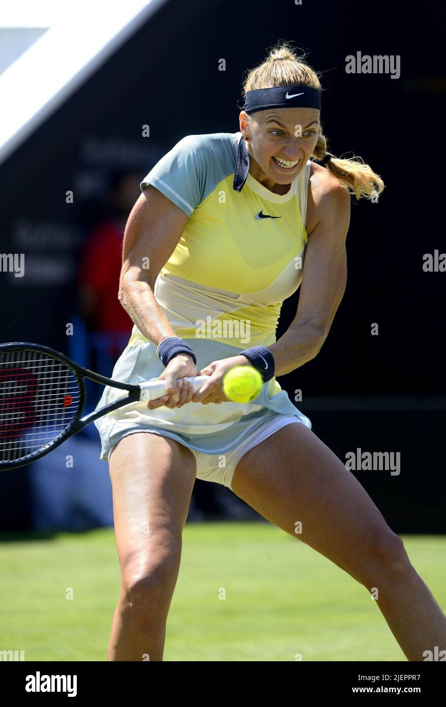 Petra Kvitova (cz) jouant dans la demi-finale sur le court central au Rothesay International tennis, Devonshire Park, Eastbourne, Royaume-Uni. 24th juin 2022... Banque D'Images