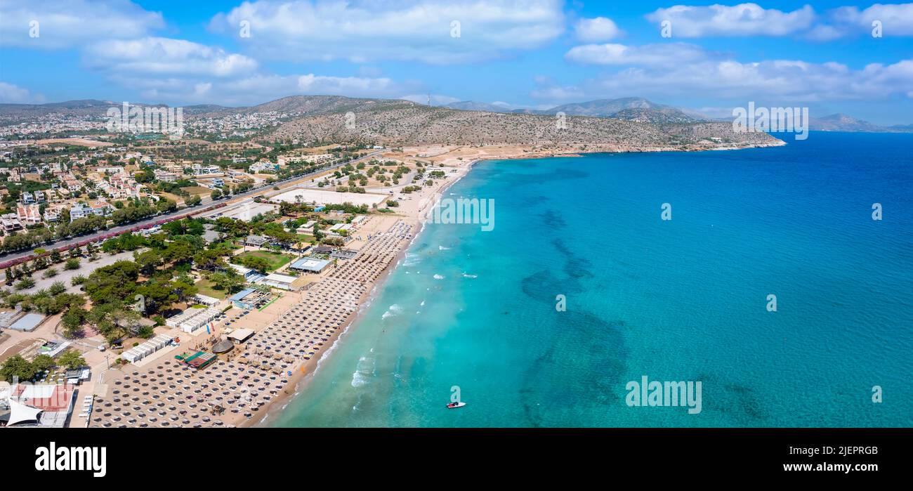 Panorama aérien de la mer turquoise de la banlieue de vacances Varkiza Banque D'Images