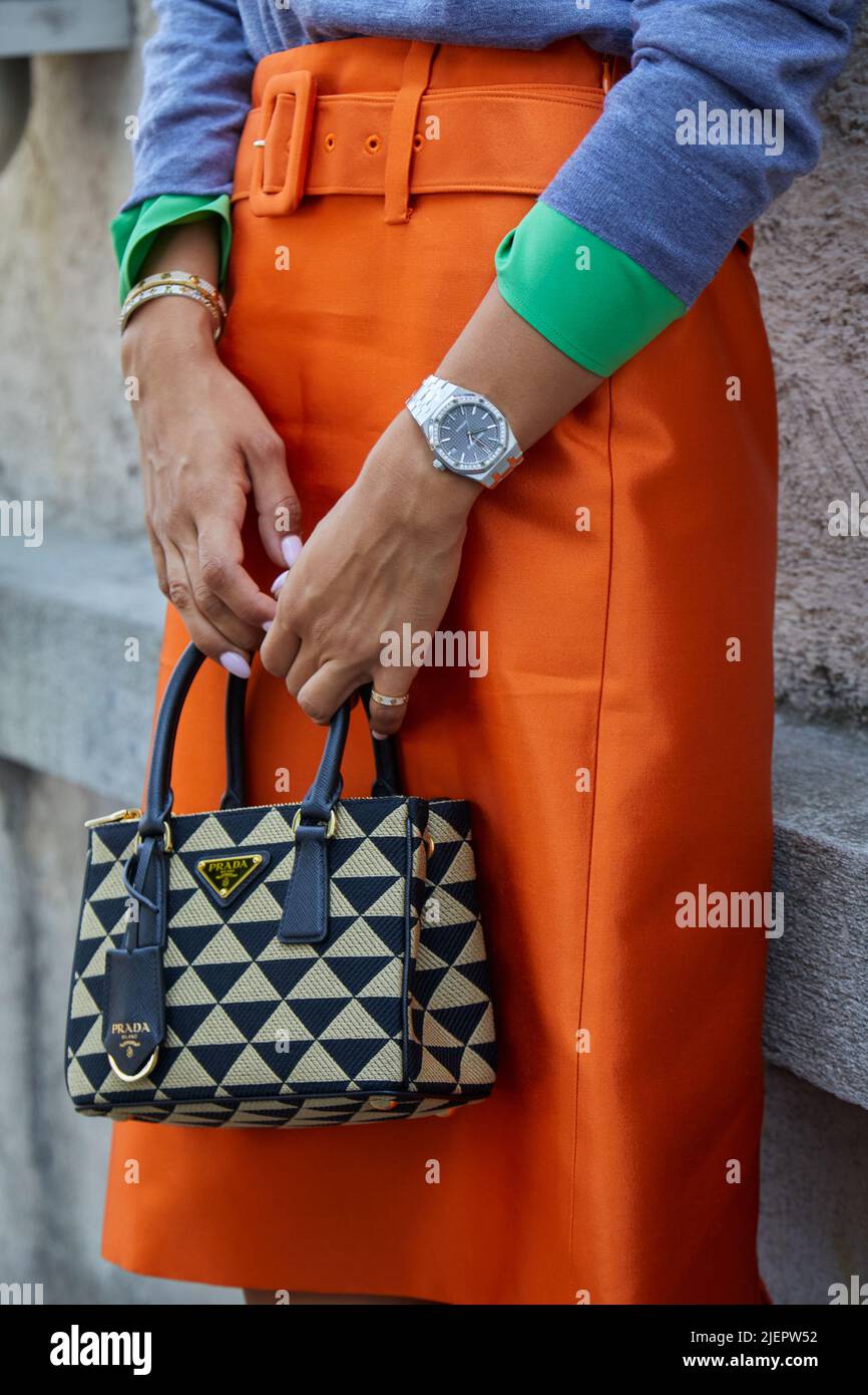 MILAN, ITALIE - 19 JUIN 2022: Femme avec Audemars Piguet montre avec  diamants, sac Prada et jupe orange avant le spectacle de mode Prada, Milan  Fashion week Photo Stock - Alamy