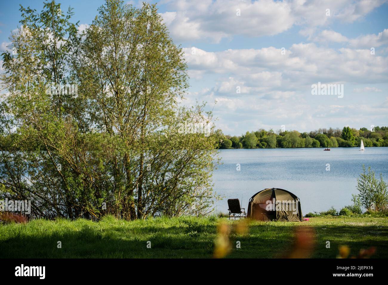 Tente installée au bord du lac, South Cerney, Gloucestershire, Royaume-Uni Banque D'Images