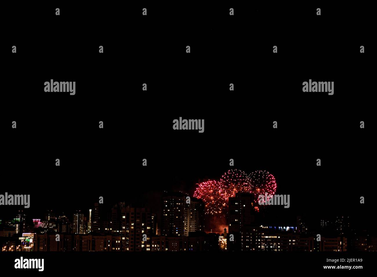 feu d'artifice urbain dans le ciel nocturne. événement festif Banque D'Images