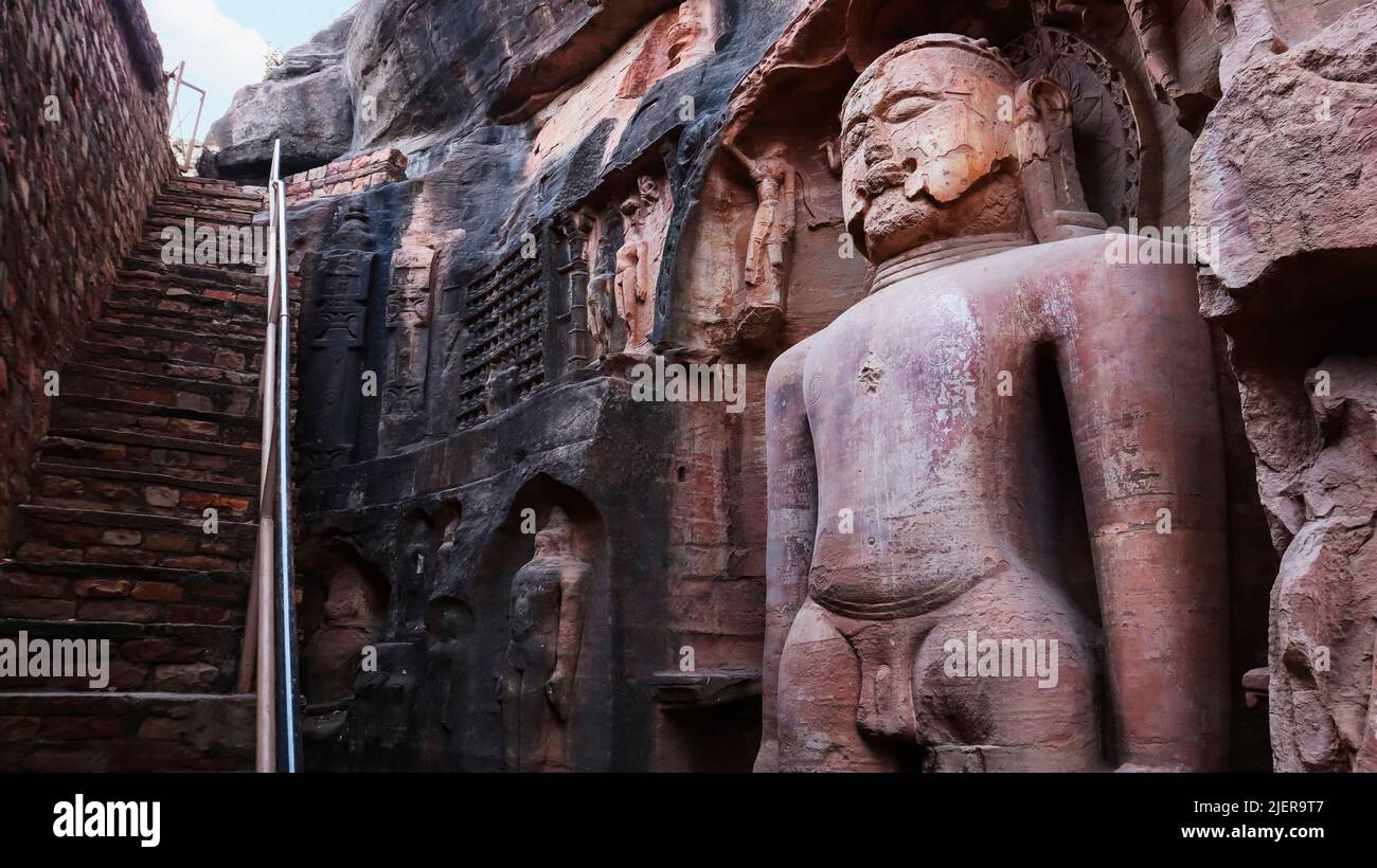 Escaliers des grottes et gros plan des sculptures de Jain Carving aux grottes de Sidhhachal, fort de Gwalior, Madhya Pradesh, Inde. Groupe Urvai Banque D'Images