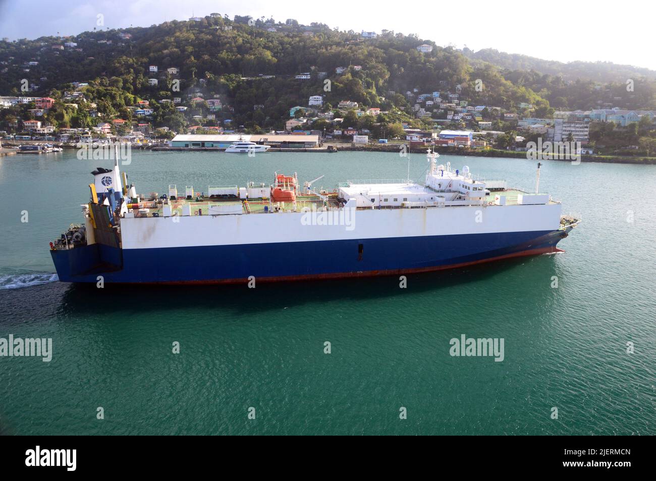 Le Viking Princess car/Vehicle Carrier Ship quitte Castries la capitale de l'île des Caraïbes orientales de Sainte-Lucie. Banque D'Images