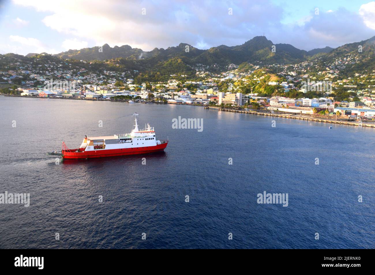 Bequia Express 5 RO-RO/passagers/voiture et cargo arrivant au port de Kingston à St Vincent et les Grenadines de Port Elizabeth dans les Caraïbes. Banque D'Images
