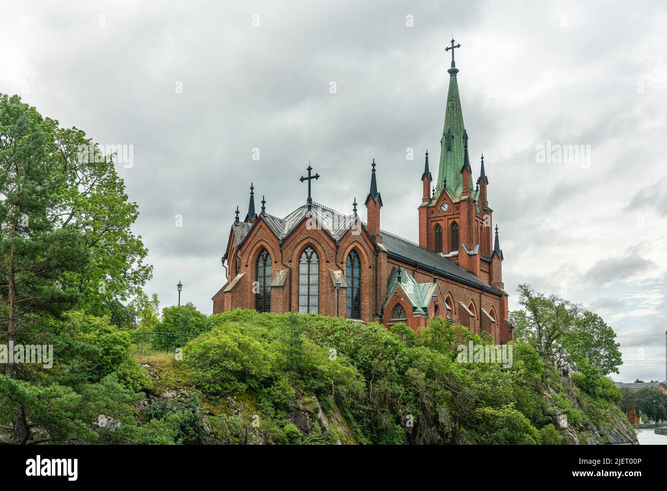 Belle église lors d'une journée d'été à Trollhattan, Suède d'une vue de bas angle. 1857 le 7th août Trollhättan devient sa propre paroisse indiquée dans un Banque D'Images