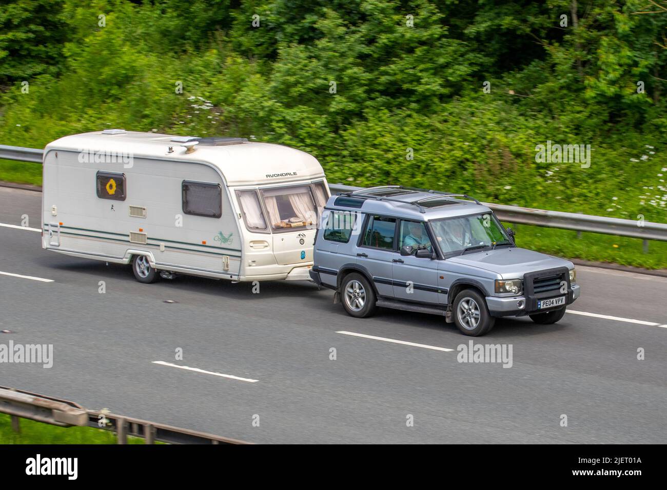 Caravane Avondale remorquée par 2004 Silver Land Rover Discovery Landmark Td5 A 138 auto 2495 Hardtop Diesel voyageant sur l'autoroute M61 près de Manchester, Royaume-Uni Banque D'Images