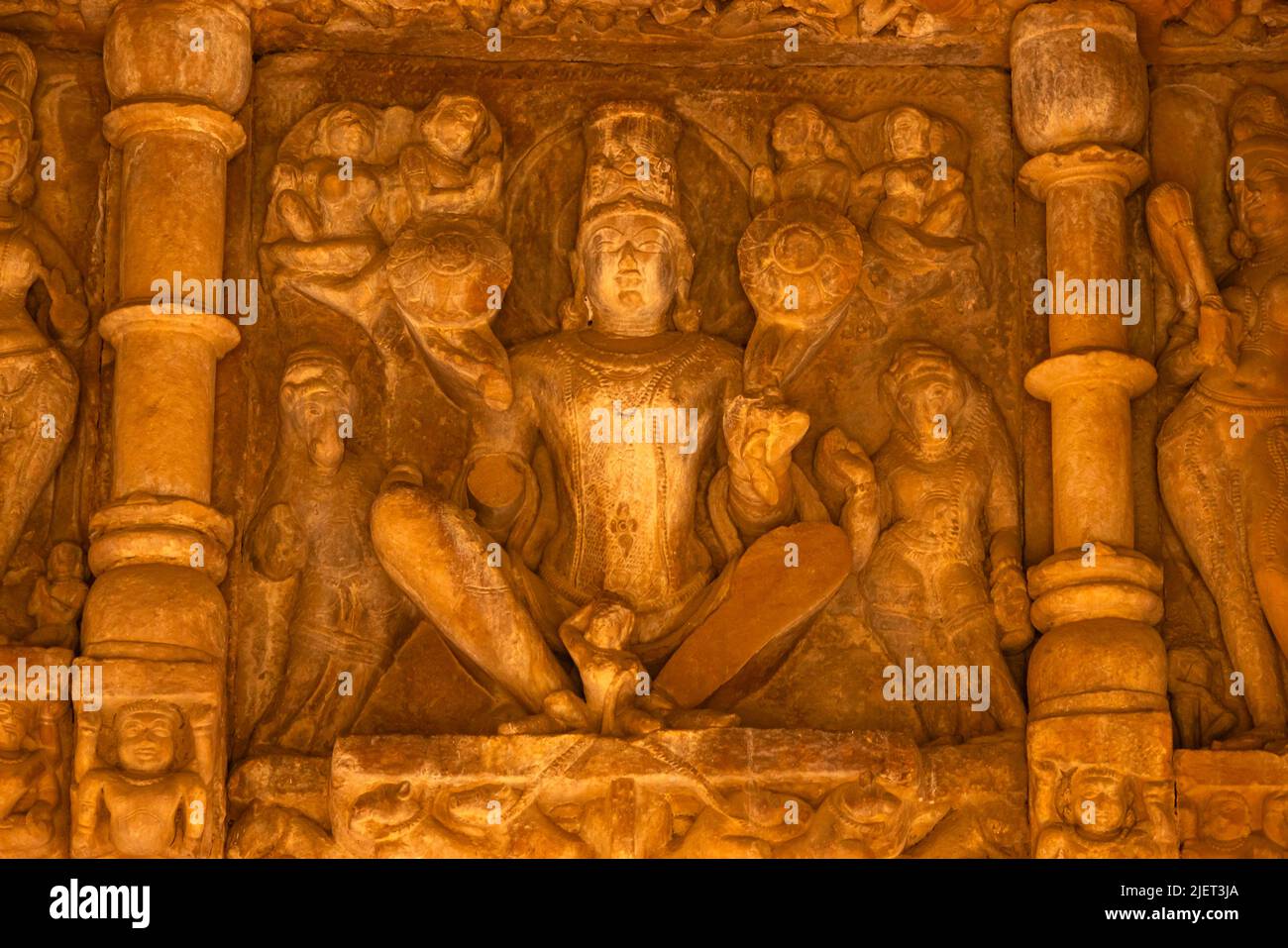 Gros plan de la sculpture de Lord Surya sur le panneau ouest de Garhi Padavali, Bamor, Madhya Pradesh, Inde. Banque D'Images