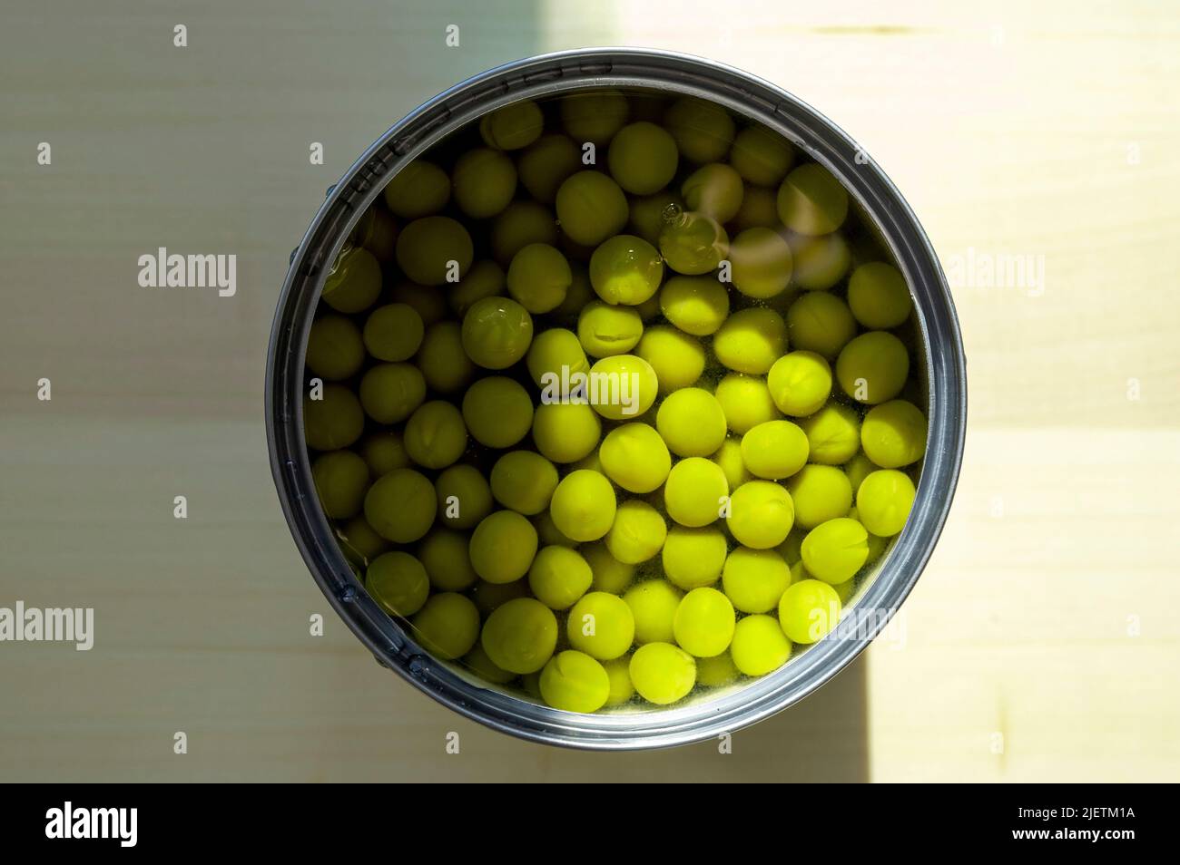 Aliments en conserve, pois en conserve saumure et lumière du soleil sur le dessus Banque D'Images