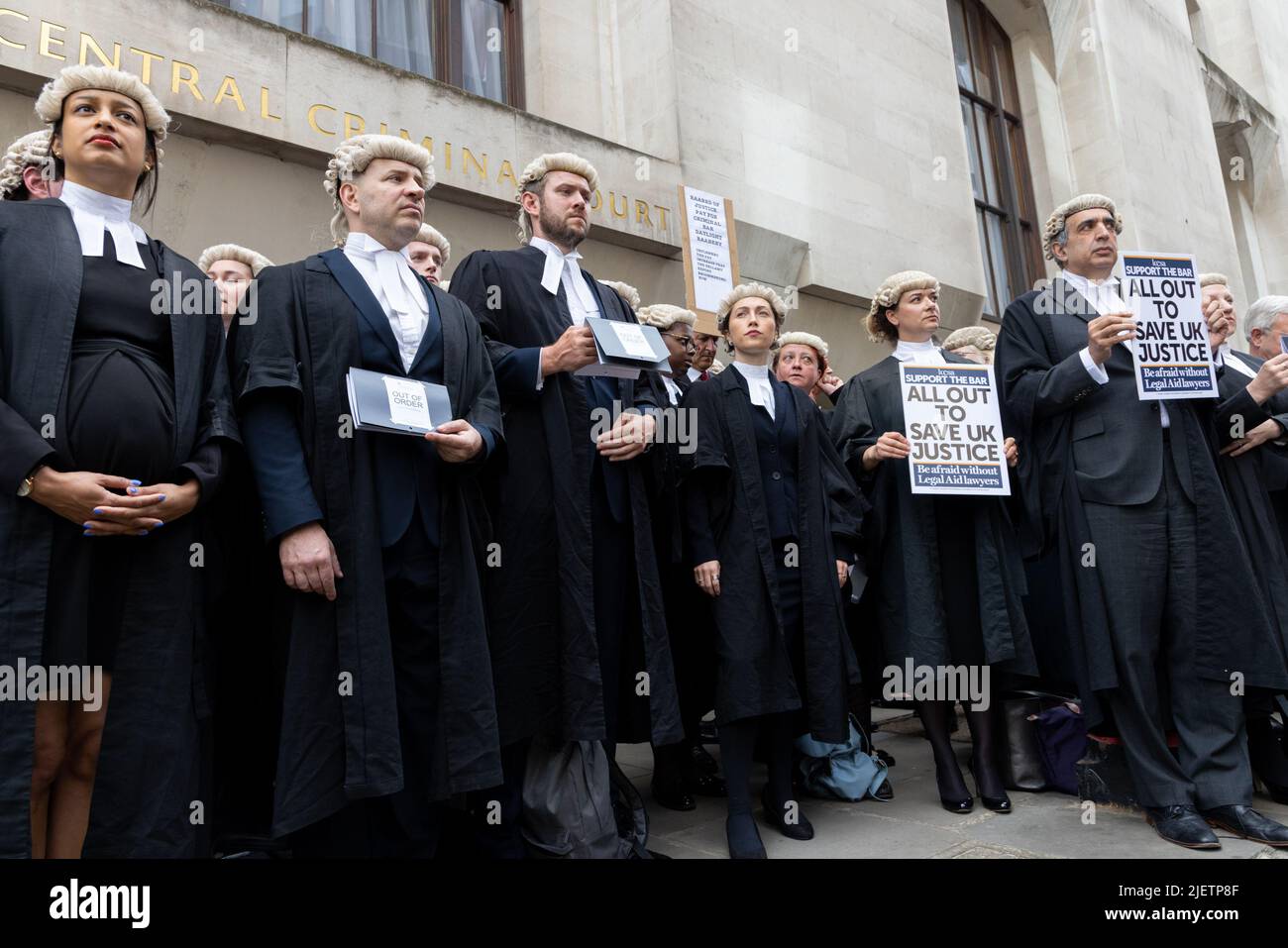 Les procureurs et les avocats frappent sur le salaire, à l'extérieur de Old Bailey, Londres. Banque D'Images