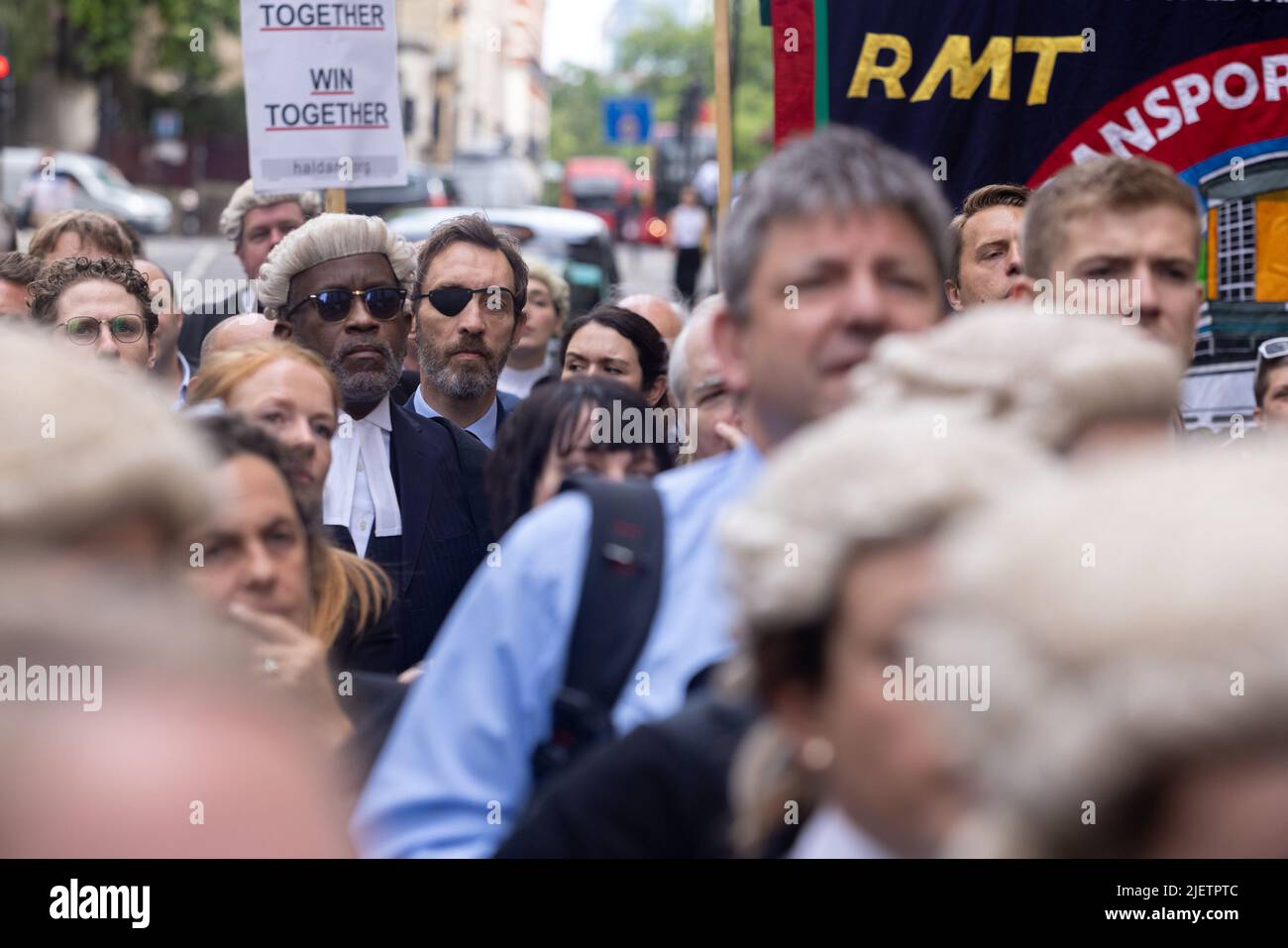 Les procureurs et les avocats frappent sur le salaire, à l'extérieur de Old Bailey, Londres. Banque D'Images
