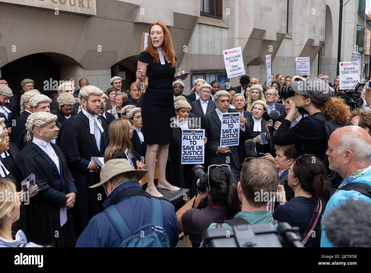 Lucie Wibberley (parle), secrétaire adjointe de l'Association du Barreau criminel, à la grève des barristors sur salaire, à l'extérieur de Old Bailey. Banque D'Images