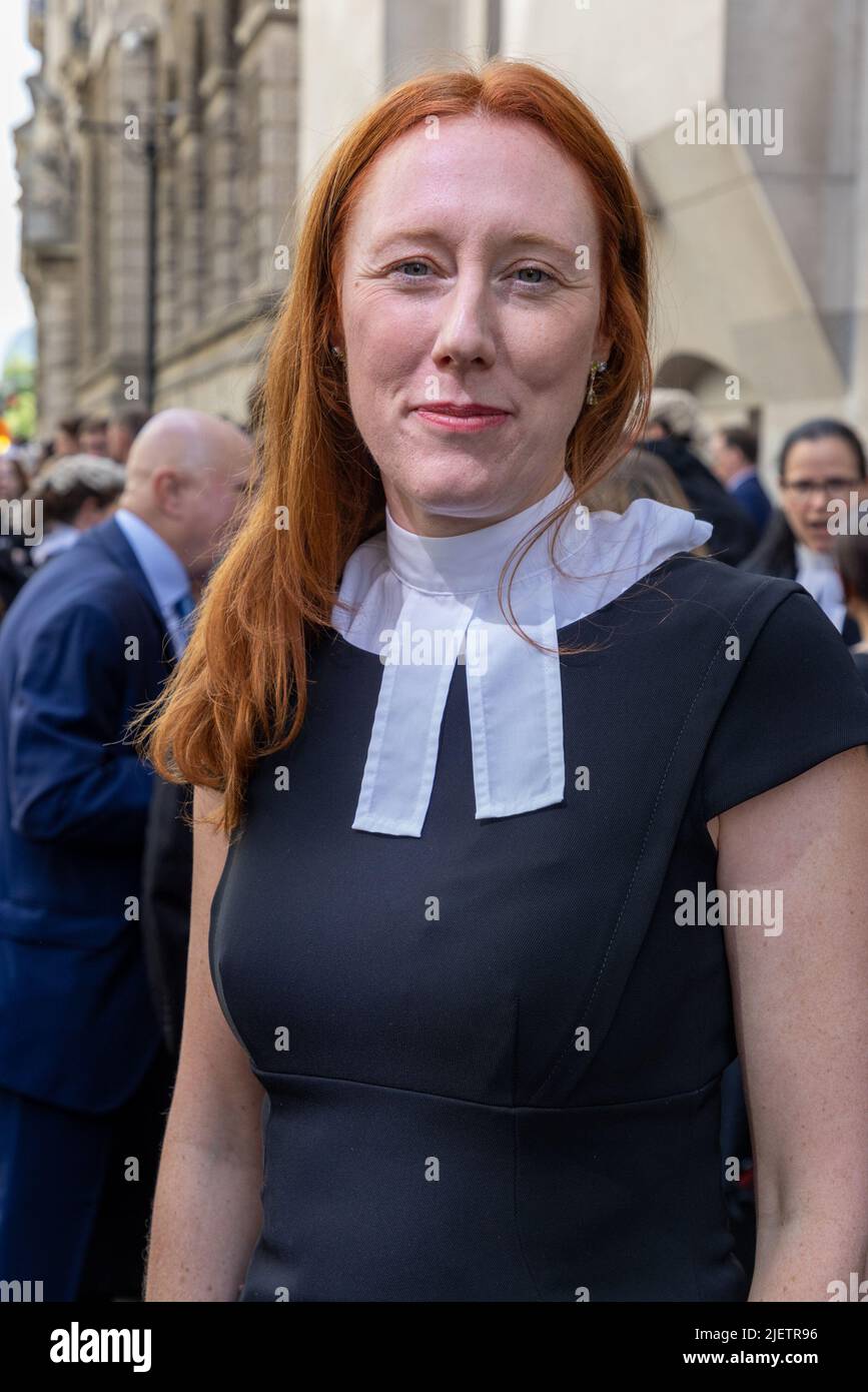 Lucie Wibberley, secrétaire adjointe de l'Association du Barreau criminel, à la grève des barristors sur salaire, à l'extérieur de Old Bailey. Banque D'Images