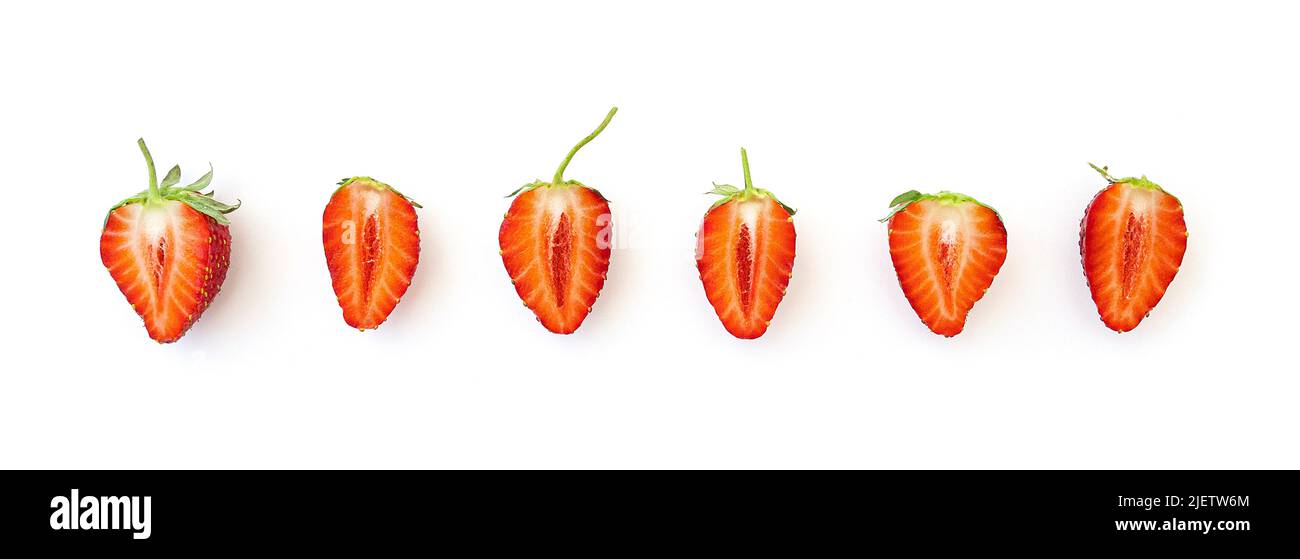 Image longue avec une rangée de tranches de fraise naturelle isolée sur blanc Banque D'Images