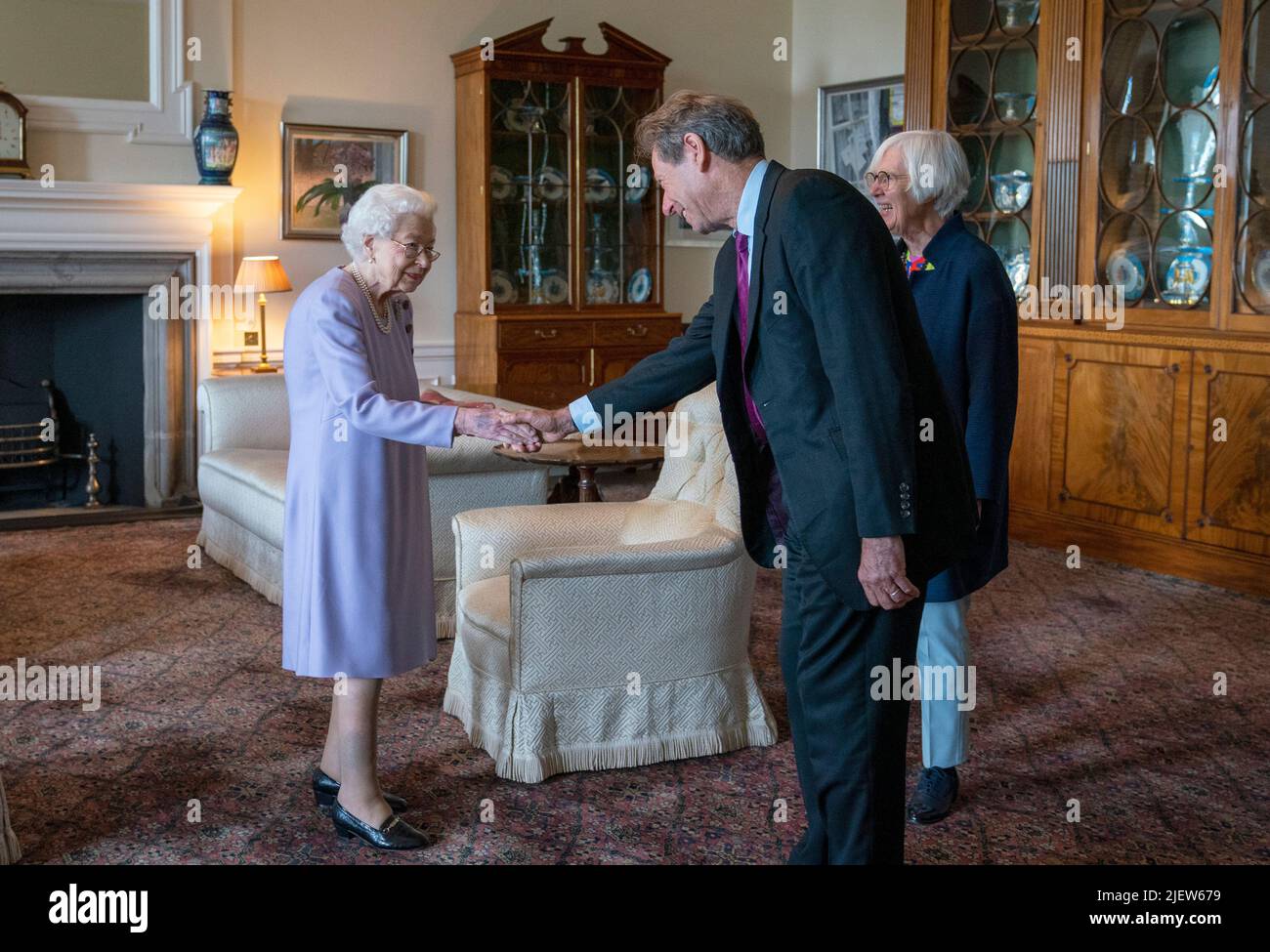 La reine Elizabeth II remet la Médaille de sa Majesté pour la musique de l’année 2021 à John Wallace CBE, au palais de Holyroodhouse, à Édimbourg. M. Wallace a été présenté par Judith Weir, Maître de la musique de la Reine. Date de la photo: Mardi 28 juin 2022. Banque D'Images