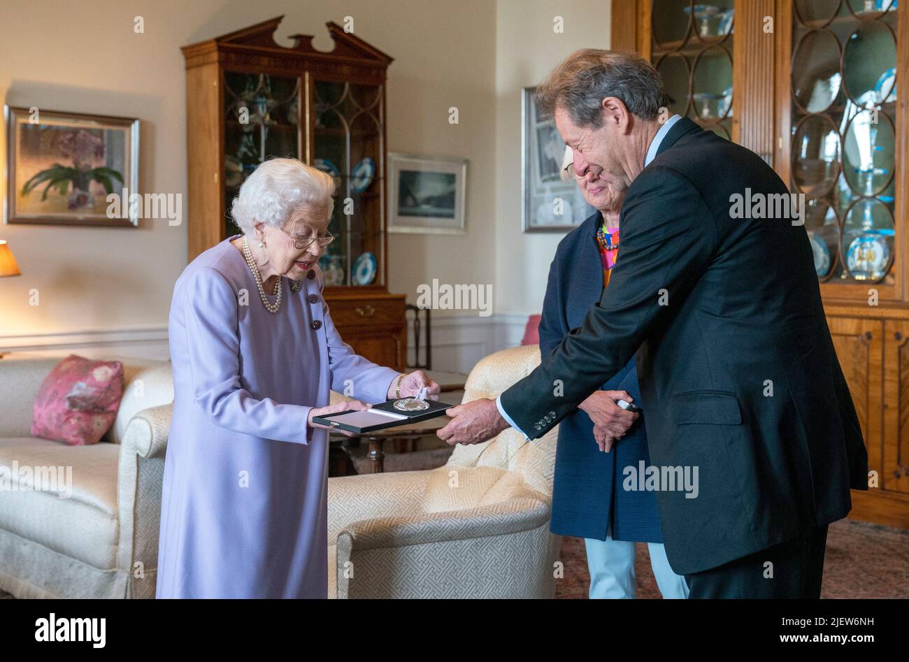 La reine Elizabeth II remet la Médaille de sa Majesté pour la musique de l’année 2021 à John Wallace CBE, au palais de Holyroodhouse, à Édimbourg. M. Wallace a été présenté par Judith Weir, Maître de la musique de la Reine. Date de la photo: Mardi 28 juin 2022. Banque D'Images