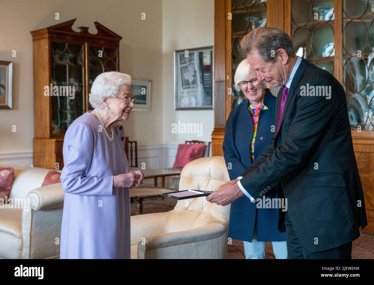 La reine Elizabeth II présente la Médaille de sa Majesté pour la musique de l'année 2021 à John Wallace CBE au Palais de Holyroodhouse, Édimbourg. M. Wallace a été présenté par Judith Weir, Maître de la musique de la Reine. Date de la photo: Mardi 28 juin 2022. Banque D'Images