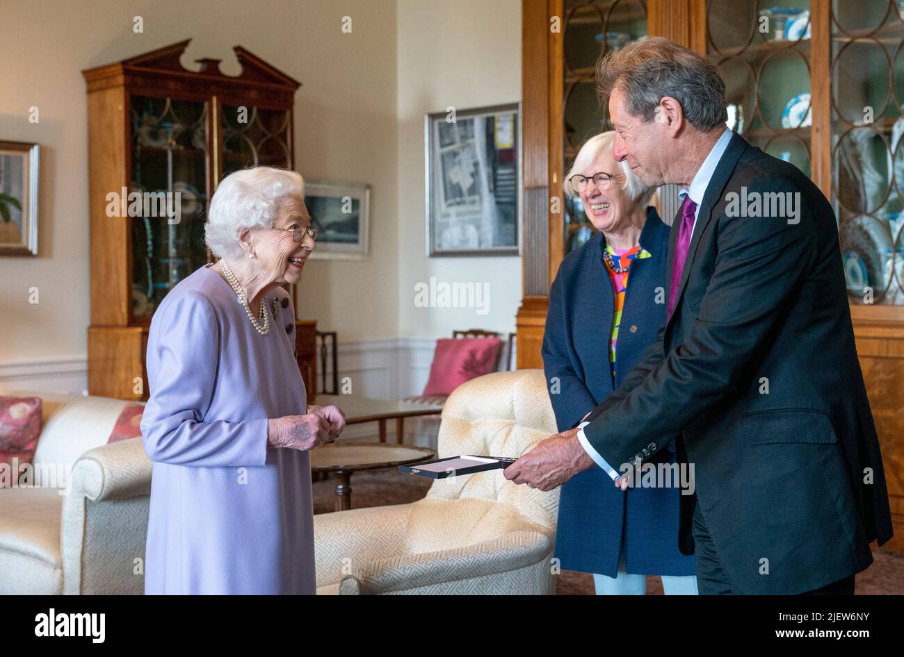 La reine Elizabeth II remet la Médaille de sa Majesté pour la musique de l’année 2021 à John Wallace CBE, au palais de Holyroodhouse, à Édimbourg. M. Wallace a été présenté par Judith Weir, Maître de la musique de la Reine. Date de la photo: Mardi 28 juin 2022. Banque D'Images