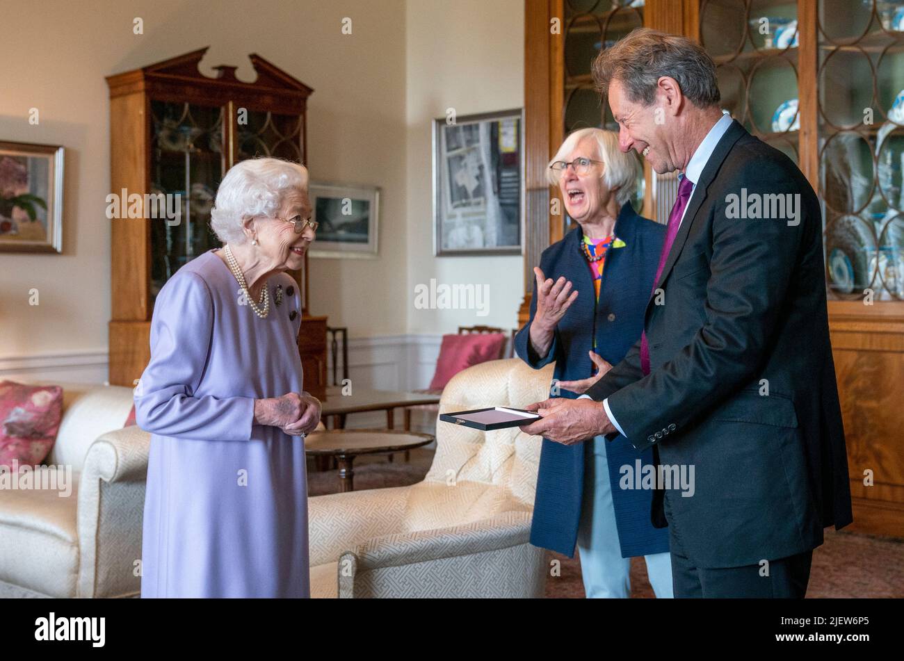 La reine Elizabeth II présente la Médaille de sa Majesté pour la musique de l'année 2021 à John Wallace CBE au Palais de Holyroodhouse, Édimbourg. M. Wallace a été présenté par Judith Weir, Maître de la musique de la Reine. Date de la photo: Mardi 28 juin 2022. Banque D'Images
