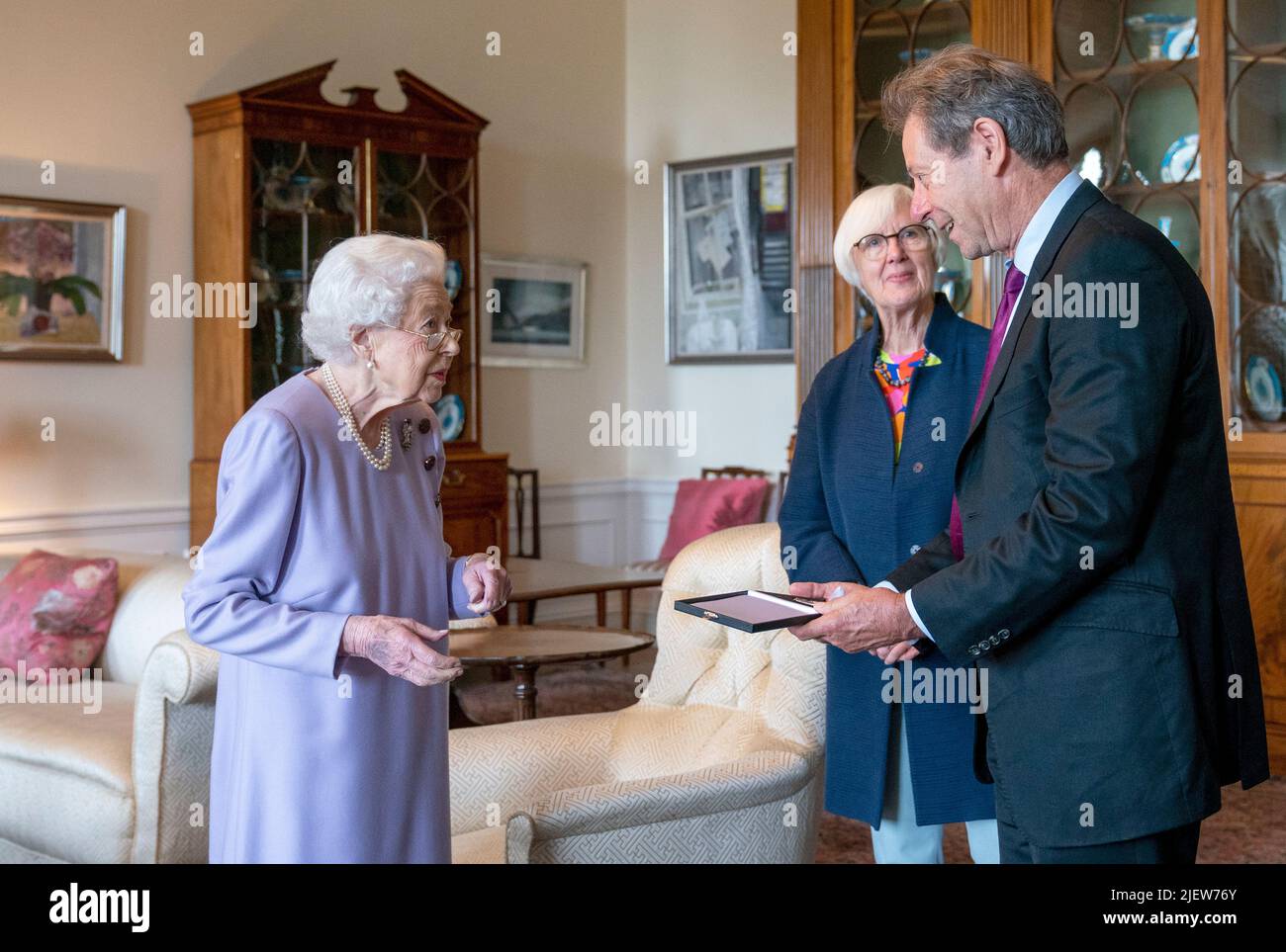 La reine Elizabeth II présente la Médaille de sa Majesté pour la musique de l'année 2021 à John Wallace CBE au Palais de Holyroodhouse, Édimbourg. M. Wallace a été présenté par Judith Weir, Maître de la musique de la Reine. Date de la photo: Mardi 28 juin 2022. Banque D'Images
