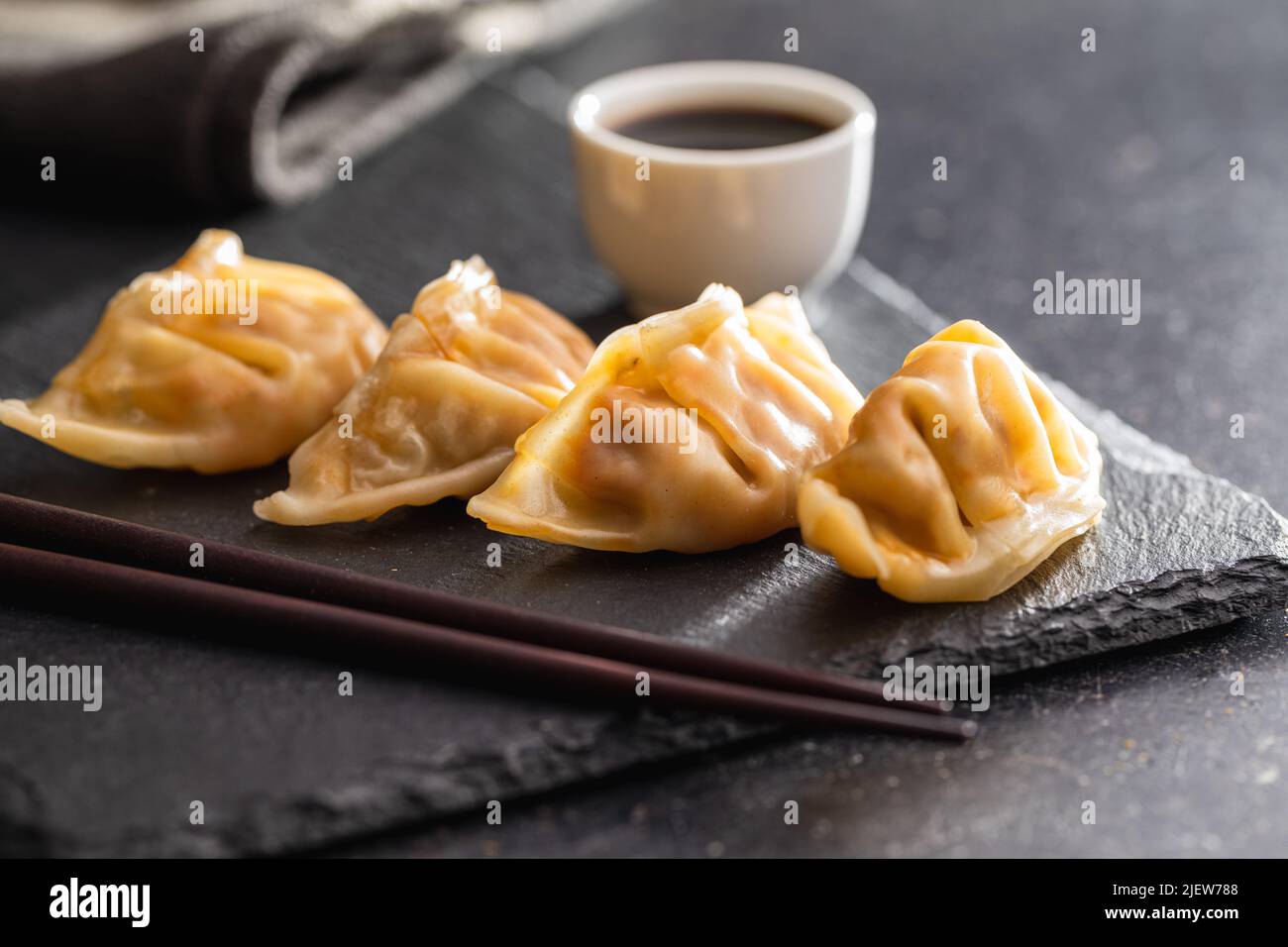 Boulettes chinoises sauce soya abd sur une planche à découper. Banque D'Images