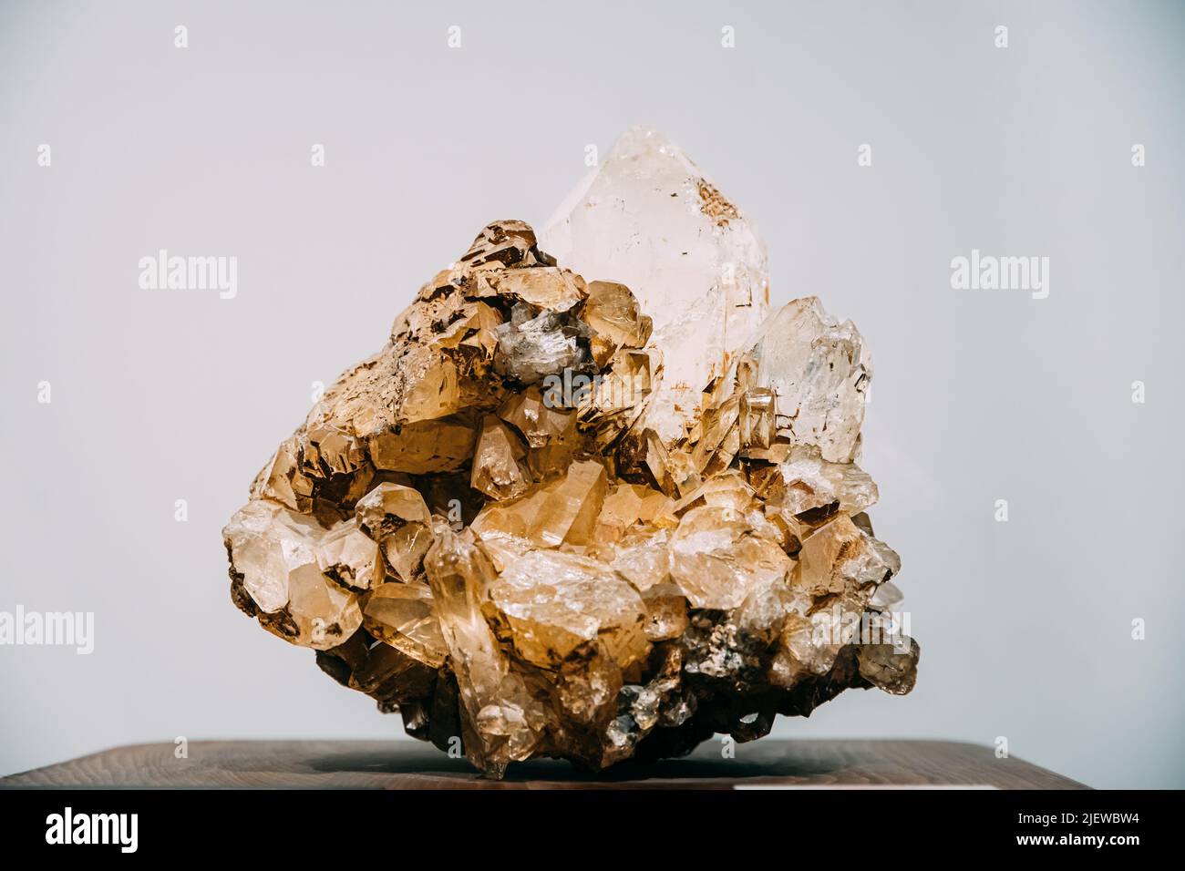 Gros plan sur une pièce de Mountain Crystal Cluster. Le dioxyde de silicium, également connu sous le nom de silice avec la formule chimique SiO2, le plus souvent trouvé dans la nature sous le nom de Quar Banque D'Images
