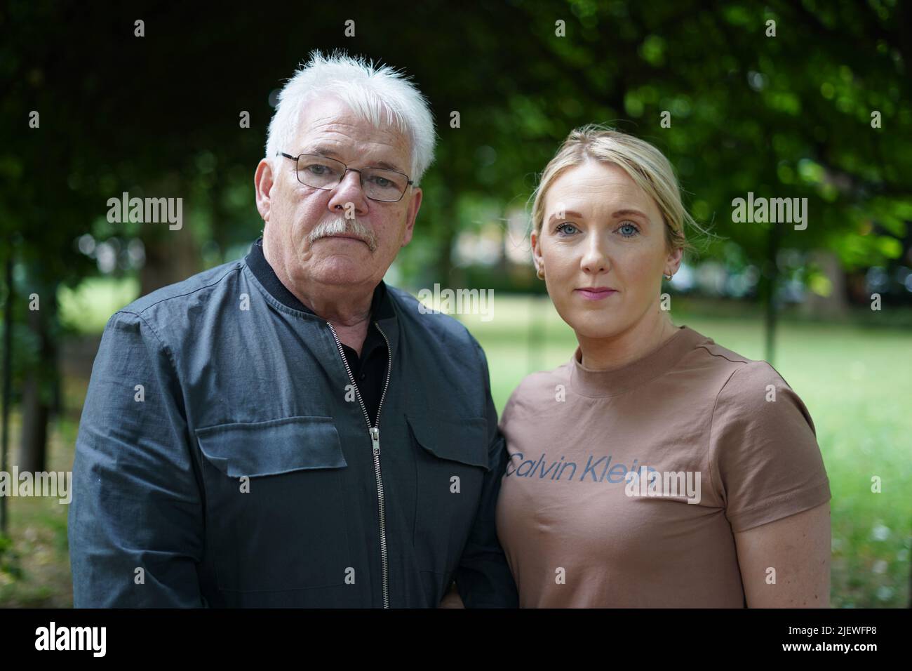 Martin McGavigan, 62 ans, et sa fille Maria McGavigan, 37 ans, à Russell Square, Londres. Annette, la sœur de M. McGavigan, a été abattu par des soldats britanniques lors d'une émeute dans la région de Bogside, à Derry, en 1971. Elle n'avait que 14 ans et portait toujours son uniforme scolaire. Date de la photo: Mardi 28 juin 2022. Banque D'Images