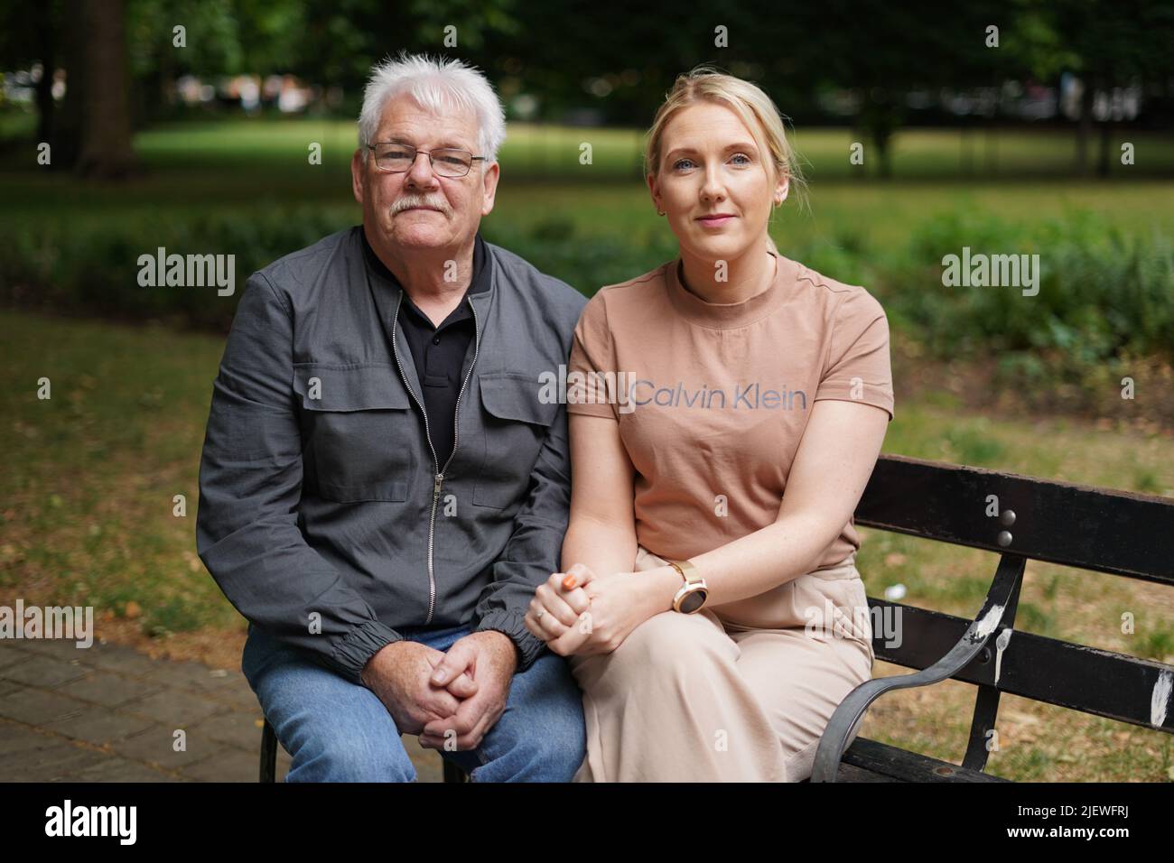 Martin McGavigan, 62 ans, et sa fille Maria McGavigan, 37 ans, à Russell Square, Londres. Annette, la sœur de M. McGavigan, a été abattu par des soldats britanniques lors d'une émeute dans la région de Bogside, à Derry, en 1971. Elle n'avait que 14 ans et portait toujours son uniforme scolaire. Date de la photo: Mardi 28 juin 2022. Banque D'Images