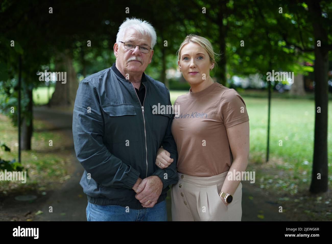 Martin McGavigan, 62 ans, et sa fille Maria McGavigan, 37 ans, à Russell Square, Londres. Annette, la sœur de M. McGavigan, a été abattu par des soldats britanniques lors d'une émeute dans la région de Bogside, à Derry, en 1971. Elle n'avait que 14 ans et portait toujours son uniforme scolaire. Date de la photo: Mardi 28 juin 2022. Banque D'Images