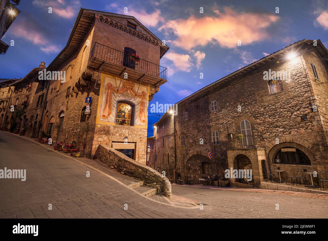 Assise, Italie rues de ville médiévale au crépuscule. Banque D'Images