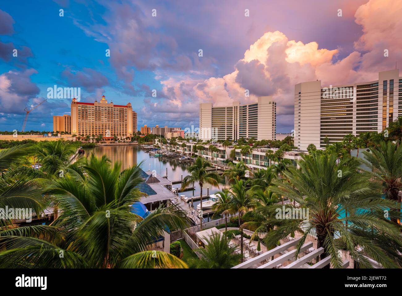Sarasota, Floride, Etats-Unis marina et les centres de villégiature horizon à l'aube. Banque D'Images