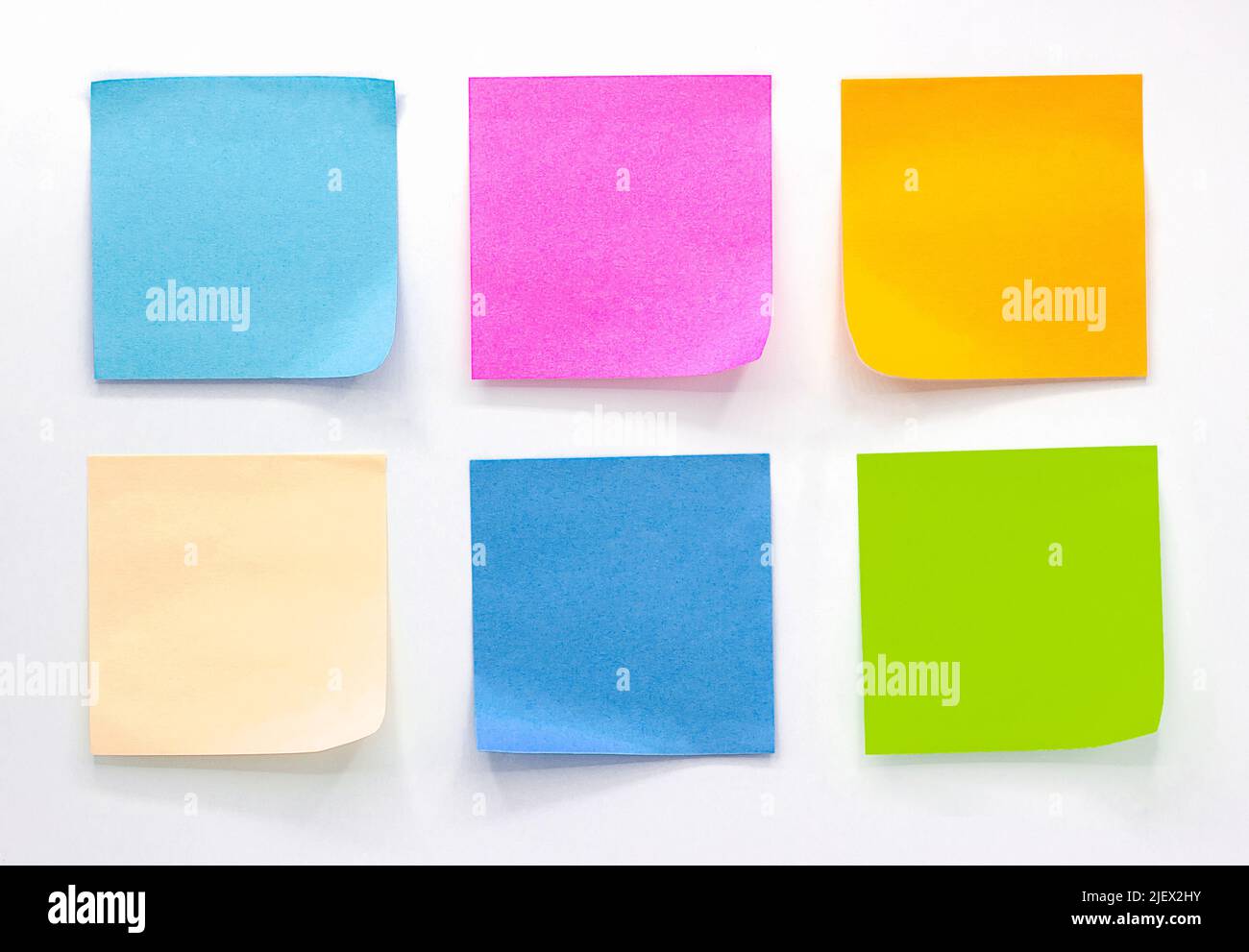 Collection de feuilles de notes de différentes couleurs isolées sur ...