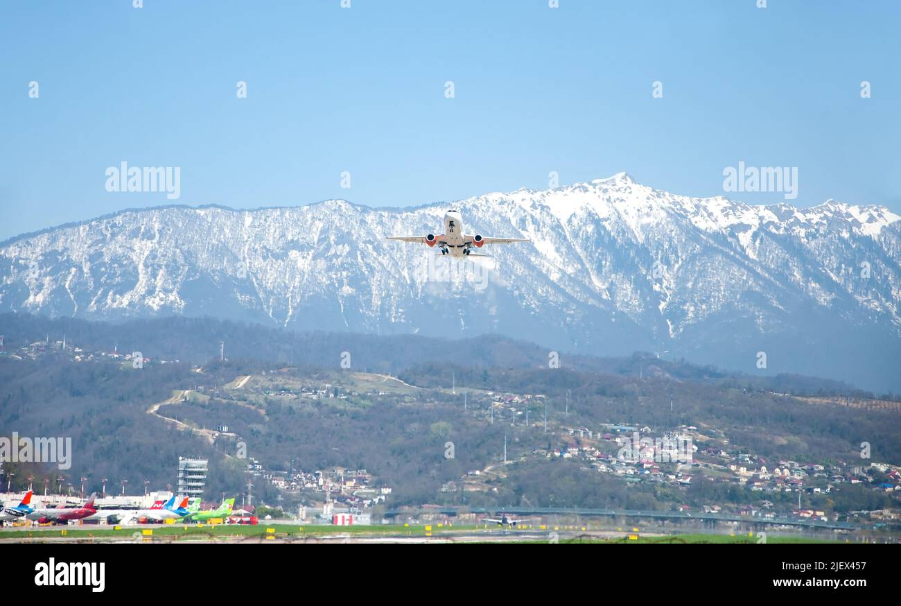 Sotchi, Russie - 22 avril , 2022: Compagnies aériennes Azimuth, Sukhoi SuperJet 100-95B Banque D'Images