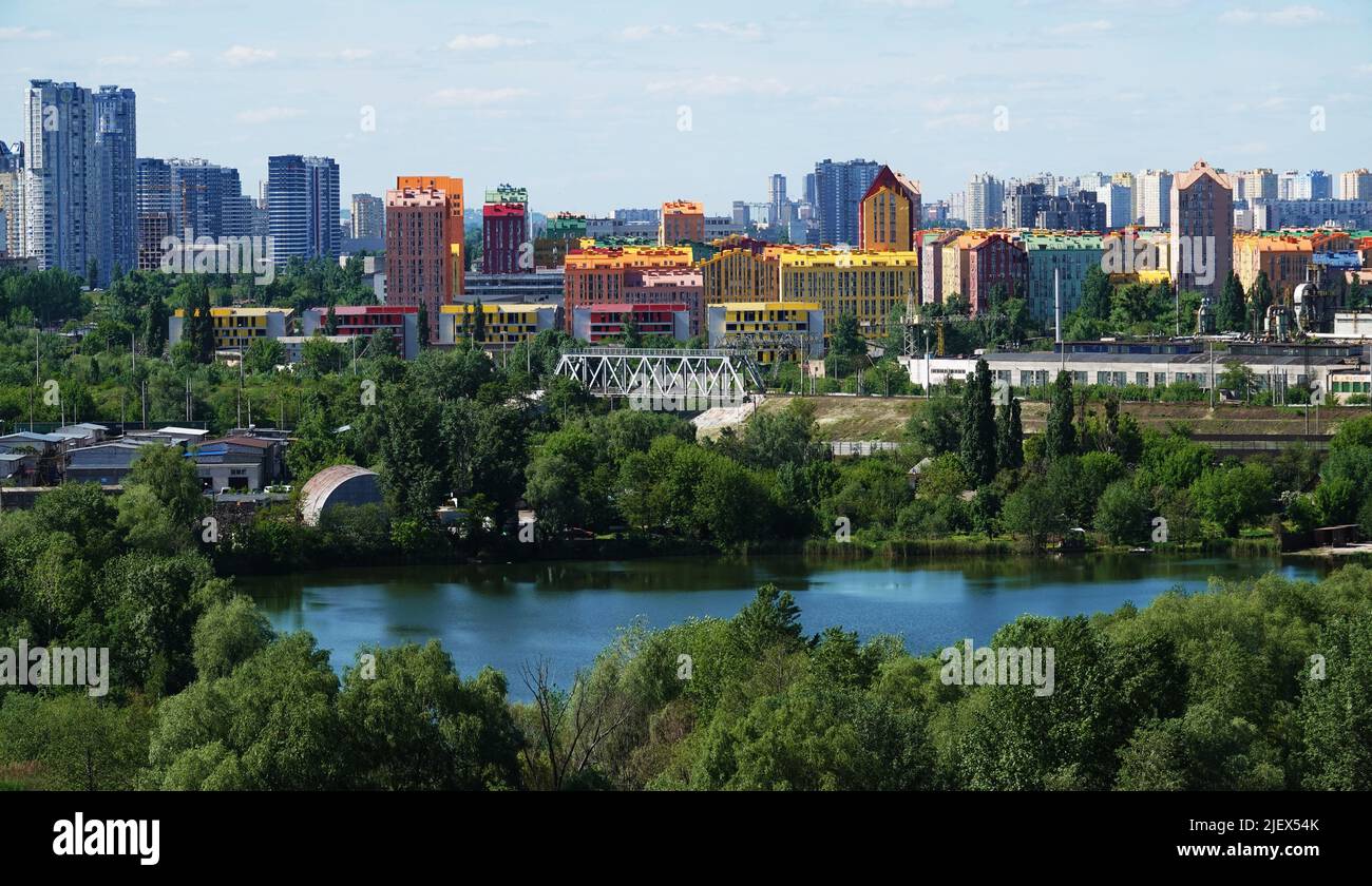 Kiev, Ukraine 13 juin 2021: Bâtiments et quartiers de la capitale ukrainienne de Kiev près du lac et du fleuve Dniepr Banque D'Images