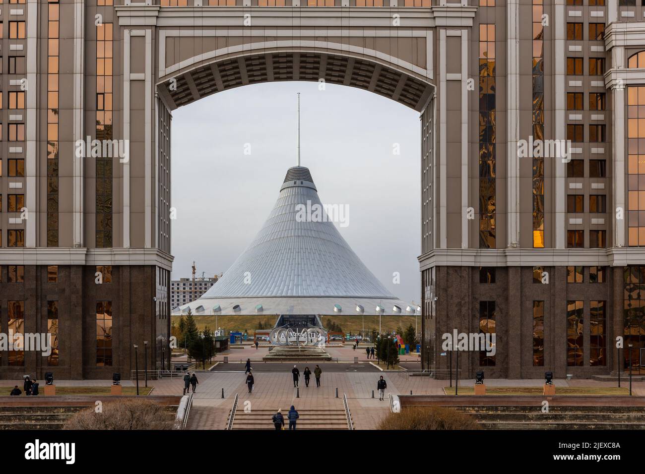 Nur Sultan (Astana), Kazakhstan, 11.11.21. Khan Shatyr Entertainment Centre vu par une arche dans la porte monumentale, KazMunayGas JCR Banque D'Images